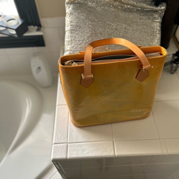 louis vuitton vernis in gold. - Picture 16 of 16